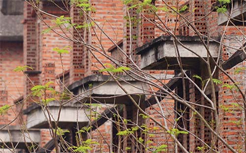 VAMC khó bán những khoản nợ xấu có tài sản bảo đảm là quyền sử
 dụng đất, tài sản gắn liền với đất cho cá nhân, tổ chức không phải là 
tổ chức tín dụng.