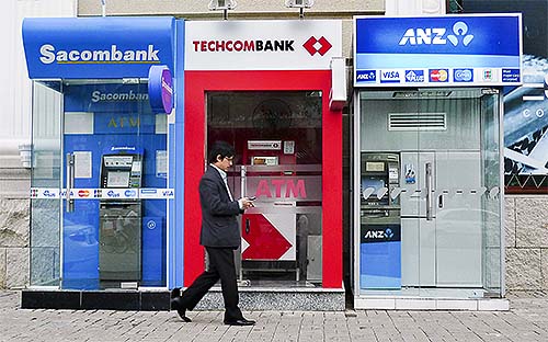 Thị trường Việt Nam lại đang thể hiện một dòng chảy mở rộng hơn, với sự tham gia của các ngân hàng nước ngoài.