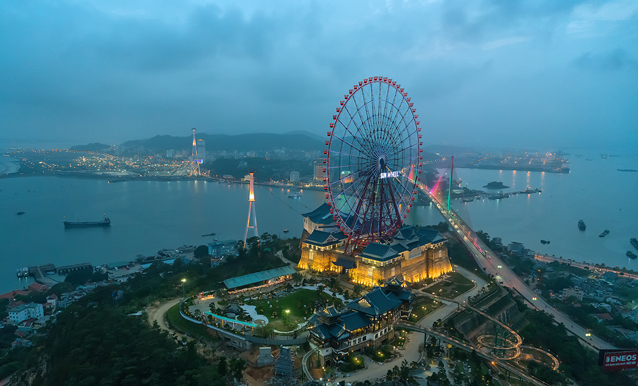 Dự án nằm gần kề Sun World Halong Complex - quần thể du lịch giải trí cũng mới được Sun Group đưa vào khai thác từ gần một năm nay.