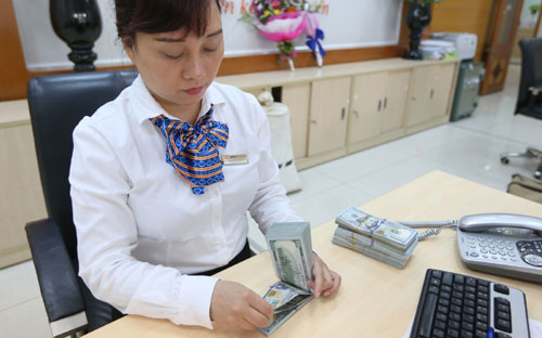 Giá USD bán ra của các ngân hàng đã về mức 22.710 VND, tức giảm khoảng 120 VND so 
với quãng ổn định 22.830 - 22.850 VND trong tháng 3 vừa qua - Ảnh: Quang Phúc.<br>