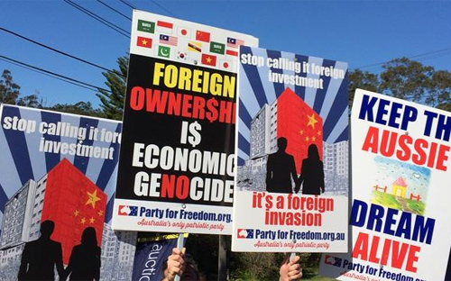 Một cuộc biểu tình phản đối người Trung Quốc ồ ạt mua nhà, đất tại Australia - Ảnh: The Australian.<br>