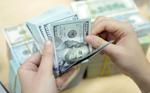 Từ đầu tuần này, Ngân hàng Nhà nước tiếp tục mua vào lượng lớn ngoại tệ 
để gia tăng dự trữ ngoại hối. Nhà điều hành cũng vừa liên tiếp giảm giá 
mua vào USD trong hai phiên đầu tuần.