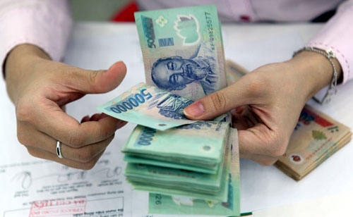 Nhấn mạnh tiền lương là vấn đề có cả ý nghĩa kinh tế và xã hội, Phó chủ tịch Tòng Thị Phóng cho rằng đây vẫn là “món nợ” khi nhiệm kỳ qua có hai lần điều chỉnh dưới “sức ép” của Quốc hội nhưng chưa phải lộ trình tăng lương một cách khoa học.