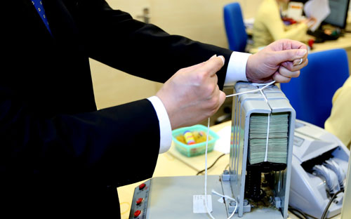 Tăng hoặc giảm tỷ lệ dự trữ bắt buộc đều dễ phát đi tín hiệu nhạy cảm về nới lỏng hoặc thắt chặt tiền tệ - Ảnh: Quang Phúc.<br>