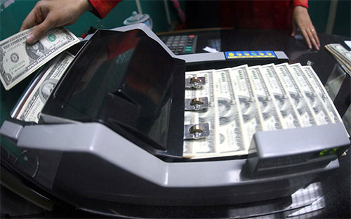 Nếu so với thời điểm đầu năm, giá USD bán ra của các ngân hàng thương 
mại hiện mới chỉ tăng gần 0,3%, trong khi tỷ giá trung tâm đã tăng chẵn 
1%.