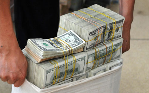 Nhiều năm trước, lượng ngoại tệ găm giữ trong dân cư luôn có tỷ trọng lớn 17-18% trong cơ cấu. Nguồn ngoại tệ thương mại bán ra hạn chế, dẫn đến rủi ro tỷ giá lớn, có những đợt biến động mà nhiều doanh nghiệp phải mất 4-5 năm sau mới khắc phục được hệ quả.<br>