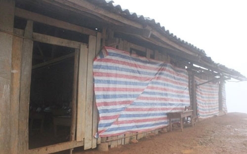 Nằm trên đỉnh núi cao, không có đường giao thông, Trường tiểu học Lũng Lìu phải quây bạt để dạy và học những ngày mưa rét.<br>