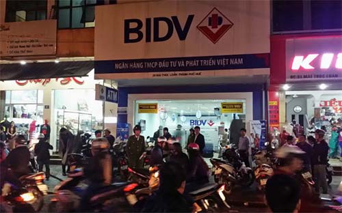 Hiện trường vụ cướp tại một điểm giao dịch của BIDV ở Thừa Thiên Huế ngày 6/12 vừa qua - Ảnh: Tuổi trẻ.<br>