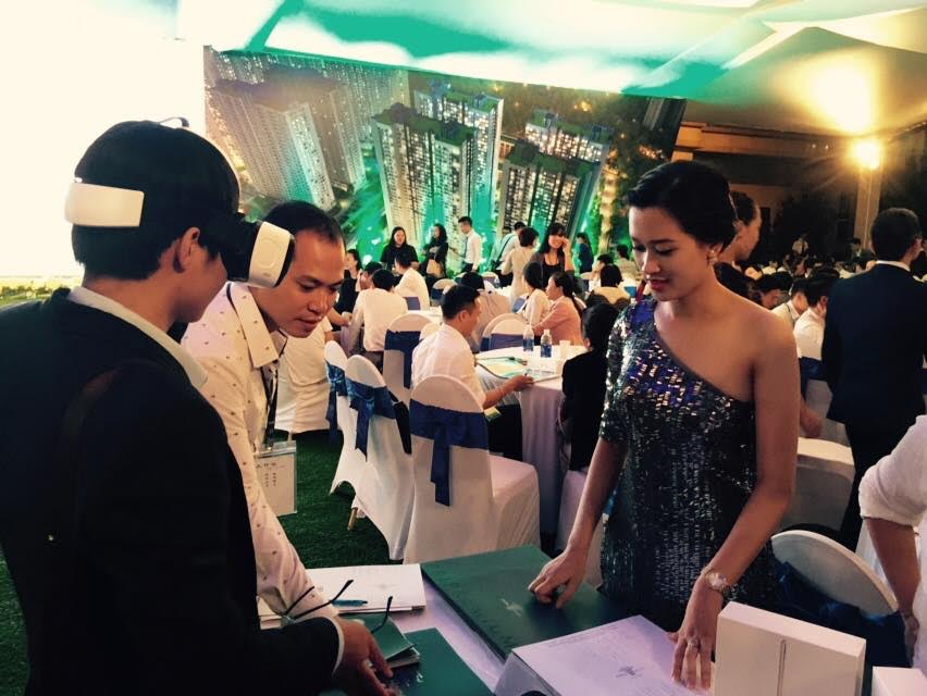 Khách mời hào hứng trải nghiệm thực tại ảo để “chạm” vào cuộc sống tương lai tại Park Hill Premium.