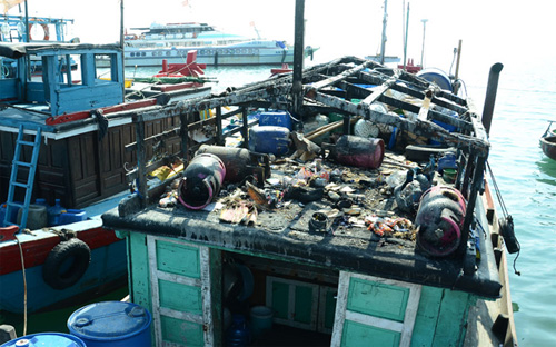 Tàu cá mang số hiệu QNg 96382 TS của ngư dân tỉnh Quảng Ngãi hoạt động 
nghề cá bình thường tại ngư trường truyền thống thuộc khu vực quần đảo 
Hoàng Sa của Việt Nam bị tàu Trung Quốc bắn cháy cabin - Ảnh: Tuổi Trẻ.<br>