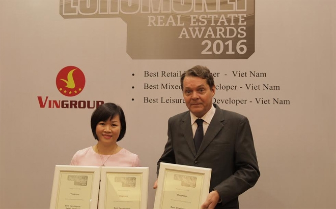 Bà Dương Mai Hoa, Tổng giám đốc Vingroup nhận giải thưởng do Euromoney trao tặng.