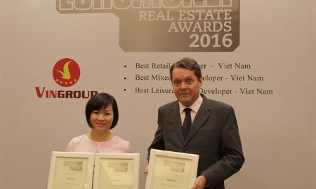Bà Dương Mai Hoa, Tổng giám đốc Vingroup nhận giải thưởng do Euromoney trao tặng.