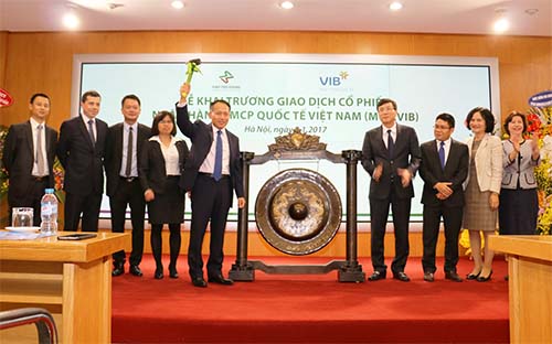 Theo ông Hàn Ngọc Vũ, Tổng giám đốc VIB, việc đưa cổ phiếu lên giao dịch
 trên sàn chứng khoán tập trung nhằm mục tiêu chia sẻ minh bạch các 
thông tin về hoạt động của ngân hàng, giá cổ phiếu, giá trị vốn hoá thị 
trường, thanh khoản của cổ phiếu VIB.