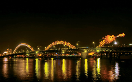 Cầu Rồng tại Đà Nẵng. Với 2014, định hướng chung của Đà Nẵng là tăng cường ổn định kinh tế vĩ 
mô, lạm phát thấp hơn, tăng trưởng cao hơn 2013, tiếp tục đồng bộ các 
giải pháp tháo gỡ khó khăn vướng mắc để đẩy mạnh phát triển sản xuất 
kinh doanh, triển khai thực hiện “Năm doanh nghiệp”.