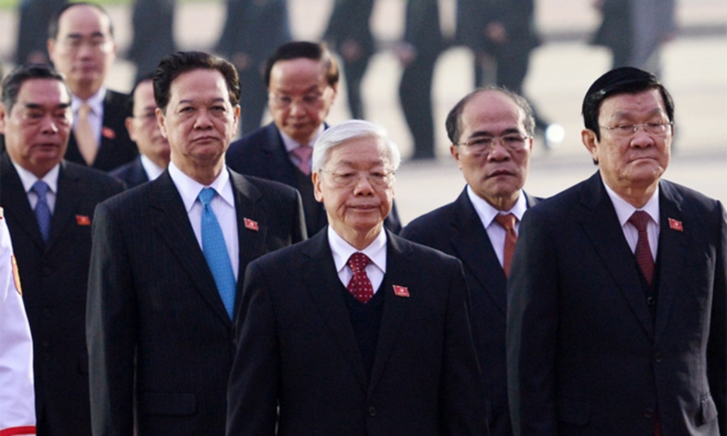 Lãnh đạo Đảng, Nhà nước và đại biểu dự Đại hội 12 đến đặt vòng hoa và vào Lăng viếng Chủ tịch Hồ Chí Minh - Ảnh: Zing.
