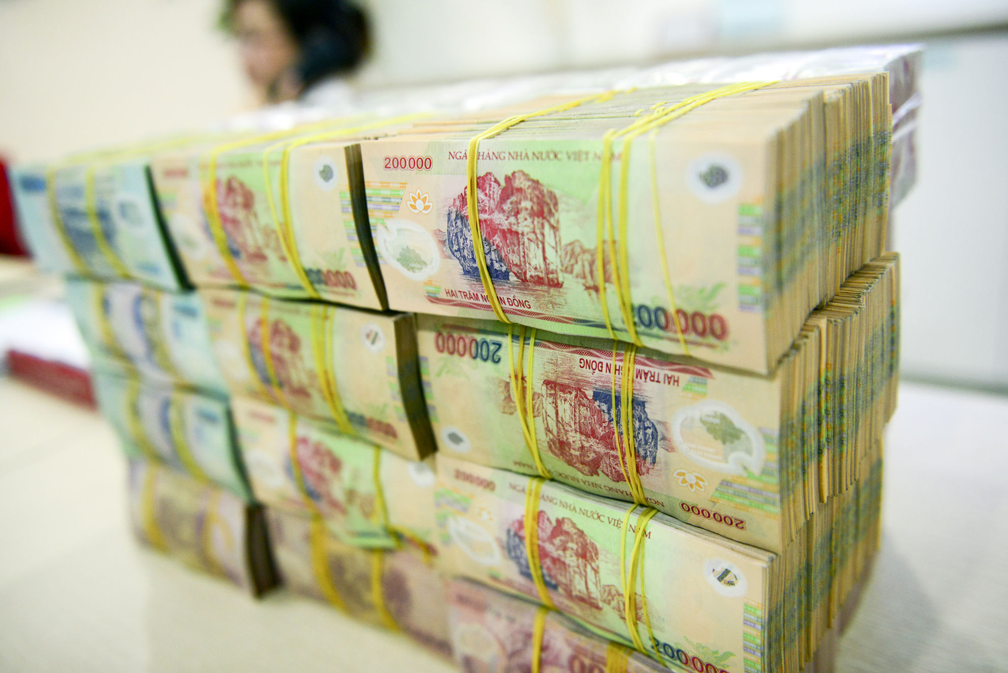 Chính phủ đã kiến nghị Quốc hội cho phép báo cáo về khả năng bố trí tăng lương năm 2016 và lộ trình tăng lương từ năm 2017 trở về sau tại kỳ họp thứ 11 của Quốc hội khóa 13 (dự kiến vào tháng 3/2016) - Ảnh: Anh Tuấn.<br>