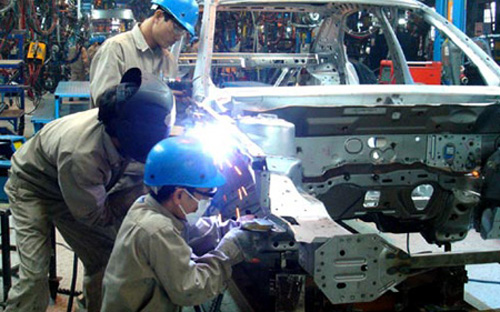 Chỉ còn khu vực FDI là tiếp tục có kết quả tốt chủ yếu nhờ các doanh 
nghiệp FDI thuộc nhóm ngành thâm dụng lao động và không bị tác động 
nhiều bởi những khó khăn kinh tế nội địa và yếu kém của thể chế kinh tế 
Việt Nam.