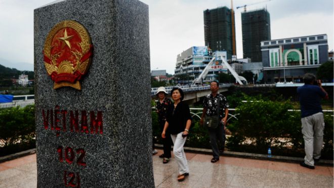 Kinh tế Trung Quốc suy giảm sẽ khiến nhu cầu nhập khẩu hàng hóa vào 
Trung Quốc giảm, xuất khẩu của Việt Nam sang Trung Quốc sẽ khó khăn hơn, theo đánh giá của Bộ trưởng Bộ Kế hoạch và Đầu tư Bùi Quang Vinh - Ảnh: BBC.<br>