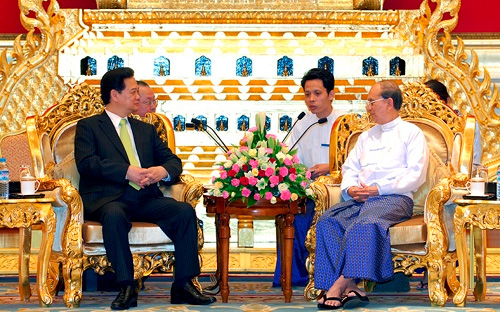 Thủ tướng Nguyễn Tấn Dũng hội kiến với Tổng thống Myanmar Thein Sein, trong khuôn khổ chương trình tham dự Diễn đàn Kinh tế Thế giới Đông Á 2013, ngày 6/6 vừa qua - Ảnh: VGP.<br>