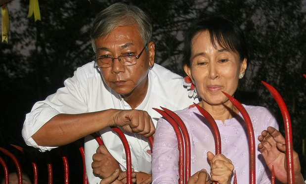 Tổng thống vừa tuyên thệ nhậm chức của Myanmar Htin Kyaw (bên trái) và bà Aung San Suu Kyi, trong một lần gặp gỡ người dân khi bà Suu Kyi còn bị quản thúc.<br>