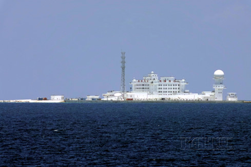 Toàn cảnh công trình trên bãi đá Huy Gơ (quần đảo Trường Sa) mà Trung Quốc xây dựng trái phép - Ảnh: Thanh Niên.<br>