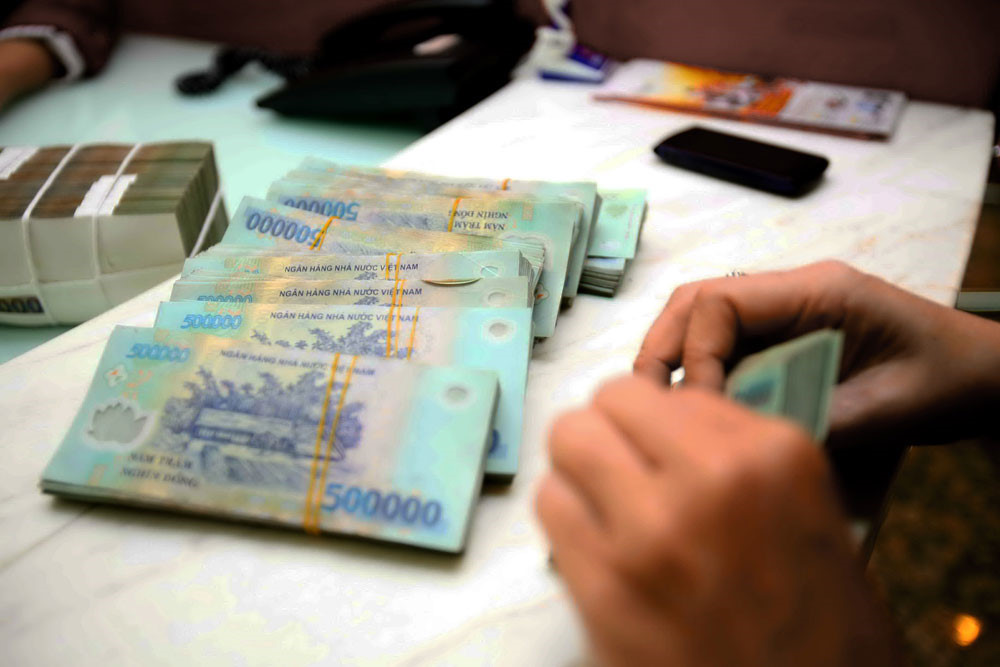 Theo số liệu Ngân hàng Nhà nước công bố cuối tuần trước, tăng trưởng tín dụng 8 tháng đầu năm ở mức 9,09% so với cuối năm 2015. So với mục tiêu 18 - 20% trong nay, dư địa tối thiểu 9% còn lại không dễ kịp lấp đầy khi chỉ còn hơn 3 tháng nữa là hết năm. <br>