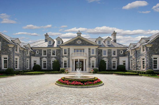 Frick Mansion cách thành phố New York chỉ có 8 dặm và nằm trong một khu vực có an ninh tốt