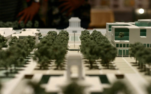 Thủ tướng giao UBND thành phố Hà Nội phối hợp với các bộ ngành liên 
quan tổ chức công bố quy hoạch, xây dựng các phương án di dời khu dân 
cư, giải phóng mặt bằng, tái định cư để triển khai thực hiện quy hoạch 
này.