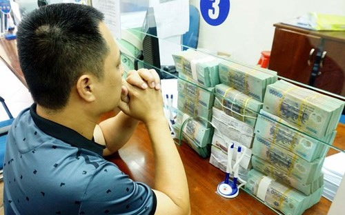 Điểm xuất phát của quá trình xử lý nợ xấu hiện nay được xác định từ mốc 
30/9/2012 - thời điểm nợ xấu được công bố công khai với mức độ hai con 
số, thay vì chỉ trên dưới 3% theo cách công bố nhiều năm trước đó.