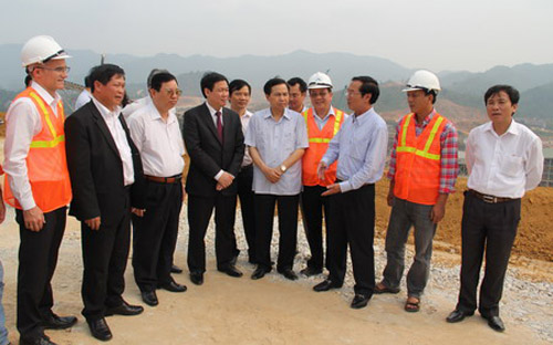 Lãnh đạo Masan Resource báo cáo tiến độ dự án với đoàn công tác của Ban kinh tế Trung ương.