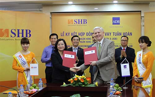 Lễ ký hợp đồng giữa ADB với SHB.<br>