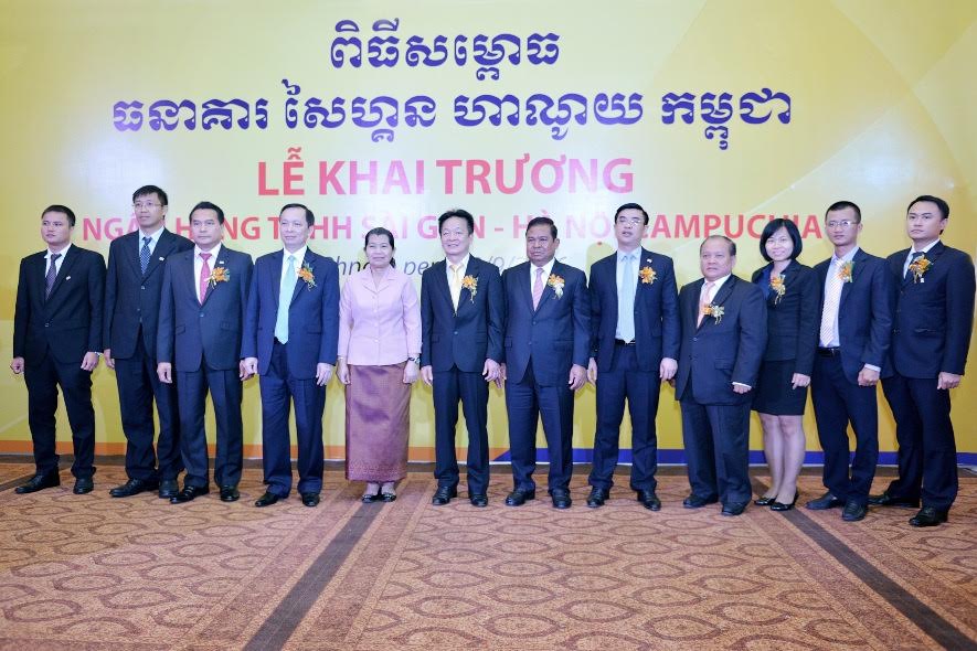 Lễ cắt băng khai trương ngân hàng SHB Campuchia tại trụ sở nằm tại số 707 đại lộ Monivong, thủ đô PhnomPenh, Vương quốc Campuchia.<br>