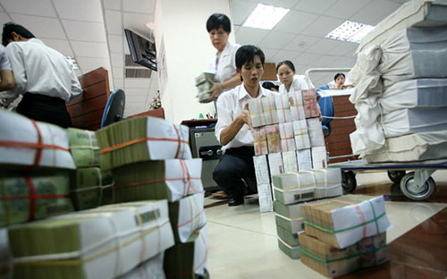 Ngân hàng Nhà nước trở lại hút ròng lượng tiền lớn trong bối cảnh thanh 
khoản hệ thống dư thừa, cũng như sau khi trở lại mua vào ngoại tệ từ 
trung tuần tháng 6/2017.