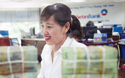 Đến 30/5, lãi suất qua đêm tiếp tục giảm xuống còn 2,42%, chỉ còn bằng phần nửa so
 với “mặt bằng” quanh 5%/năm cuối quý 1 đầu quý 2 vừa qua.