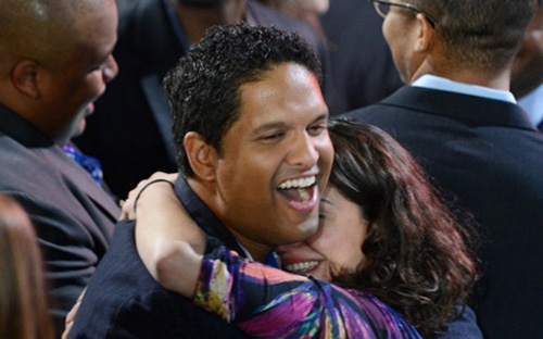 <a href="http://vneconomy.vn/20121107025812474P0C99/obama-nhung-dieu-tot-dep-nhat-se-toi.htm">Tổng thống Mỹ Barack Obama sẽ có thêm 4 năm tại Nhà Trắng</a>, sau khi giành chiến thắng áp đảo trước đối thủ đảng Cộng hòa Mitt Romney trong cuộc chạy đua kéo dài ròng rã nhiều tháng qua.<br><br>Ngay sau khi có kết quả chính thức, những người ủng hộ ứng viên của đảng Dân chủ đã hò reo phấn khích trên quảng trường Thời Đại (New York)<i> - Nguồn: WSJ.</i><br>