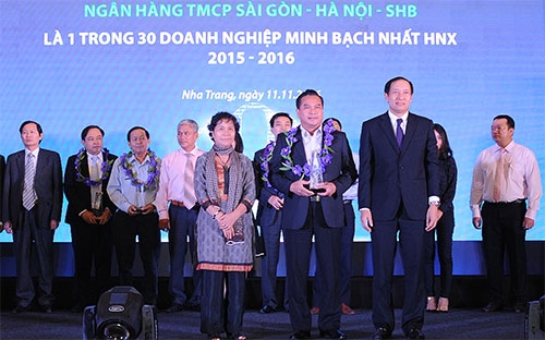 Đại diện SHB nhận chứng nhận Top 30 doanh nghiệp minh bạch nhất HNX 2016.<br>