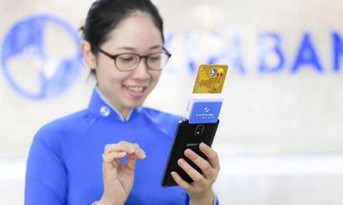 Chủ thẻ Eximbank có thể được hoàn 50% tiền giao dịch