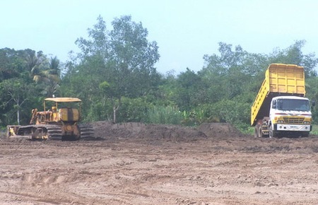 Từ năm 2003 đến năm 2010 các cơ quan hành chính nhà nước các cấp đã tiếp nhận và xử lý 1.219.625 đơn thư khiếu nại, tố cáo. Trong đó đơn thư khiếu nại, tố cáo liên quan đến đất đai bình quân hàng năm chiếm 69,79%.