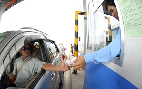  Đến nay, trên hệ thống quốc lộ còn 37 trạm thu phí, trong đó, 33 trạm 
thu phí BOT và 4 trạm thu phí đã nhượng quyền thu phí cho các doanh 
nghiệp để lấy tiền đầu tư, sửa chữa đường bộ.