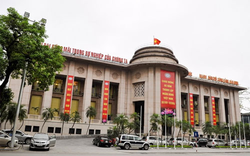 Thử thách đối với cam kết ổn định lãi suất đặt ra ngay từ ngổn ngang khó khăn của hệ thống ngân hàng hiện nay.<br>