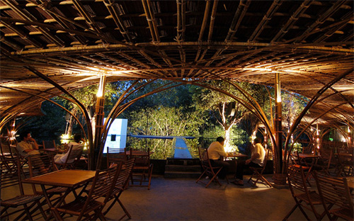 Thời gian nghỉ giải lao uống cà phê giữa giờ làm việc ở Việt Nam 
không bị quy định chặt chẽ. Những người đi làm có thể đi uống cà phê bất
 cứ lúc nào trong ngày, còn người thất nghiệp thì ngồi uống cà phê cả 
ngày.