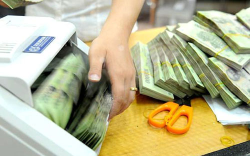 Với ngân hàng, có những tính toán, cân đối với những giao dịch, nghiệp vụ sản phẩm đan 
xen, tầng lớp mà có lẽ chỉ những “phù thủy” trong nghề kinh doanh vốn 
mới nắm rõ tường tận những đáp số khác nhau, và sự thú vị của nó.