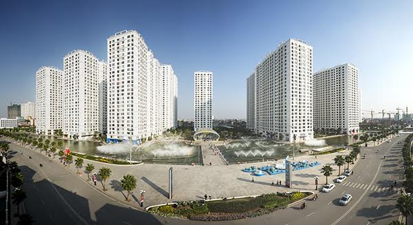 S&amp;P và Fitch đều ghi nhận thành công về mảng kinh doanh và vận hành 
bất động sản của Vingroup trong năm 2015 - 2016, cũng như nỗ lực phát 
triển mạng lưới các trung tâm thương mại của Vincom Retail, siêu thị 
Vinmart và các cửa hàng tiện ích Vinmart+.