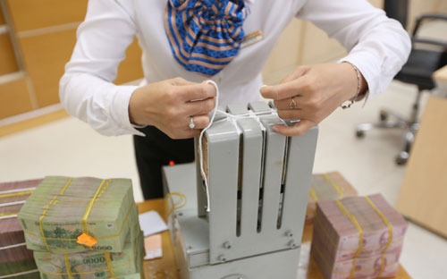 Tốc độ tăng lợi nhuận có thể co lại nếu ngân hàng chủ động và ưu tiên mua lại và trích lập trực thời hạn phần nợ xấu đã bán cho VAMC - Ảnh: Quang Phúc.<br>