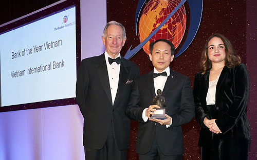 Đại diện VIB (giữa) tại lễ trao giải thưởng “Bank of the Year” của The Banker.<br>