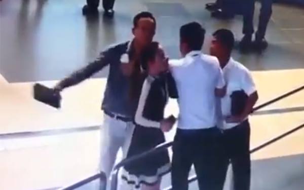 Hình ảnh vụ hành hung chiều 18/10 tại sân bay Nội Bài, được cắt từ clip.<br>