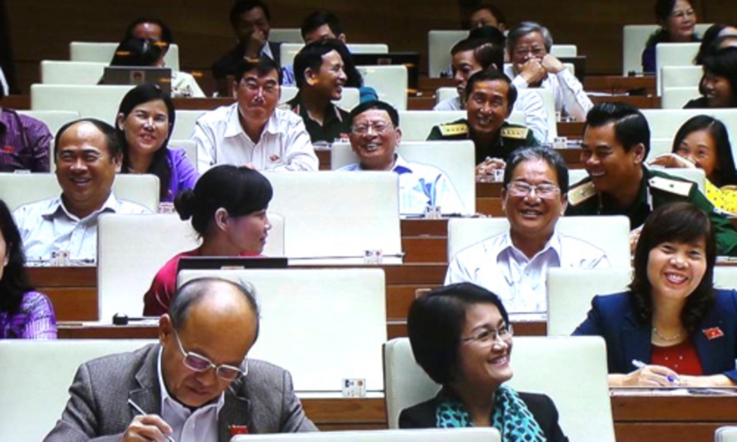 Trong khi các đại biểu còn đang cười, thì Chủ tịch Quốc hội nhận xét: “Bộ trưởng cho Quốc hội đi du lịch rất nhiều”.