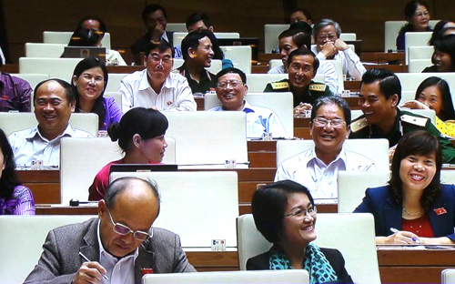 Trong khi các đại biểu còn đang cười, thì Chủ tịch Quốc hội nhận xét: “Bộ trưởng cho Quốc hội đi du lịch rất nhiều”.