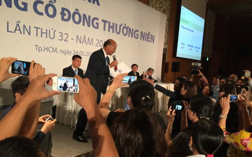 Một đại hội lộn xộn và chuyện phải trả hội trường dẫn đến không thành 
công đã khiến hình ảnh Eximbank, bao gồm cả Hội đồng Quản trị, mất uy và
 mất điểm - Ảnh: Tuổi trẻ.<br>