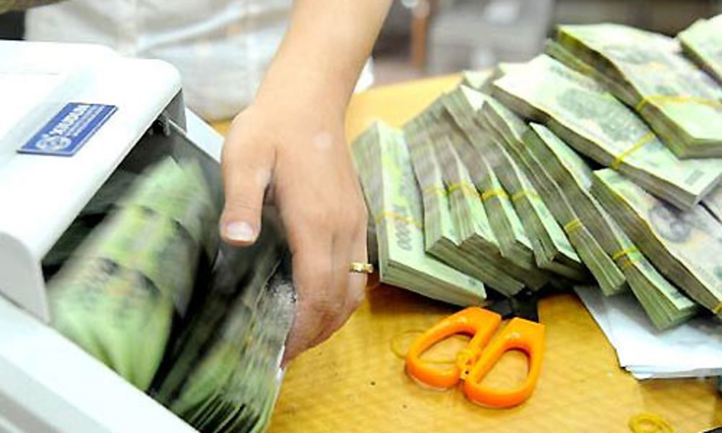 Từ cuối năm 2011, sau khi xây dựng và triển khai đề án xử lý nợ xấu, vấn
 đề sử dụng nguồn ngân sách nhà nước cũng từng được đặt ra với những ý 
kiến trái chiều.